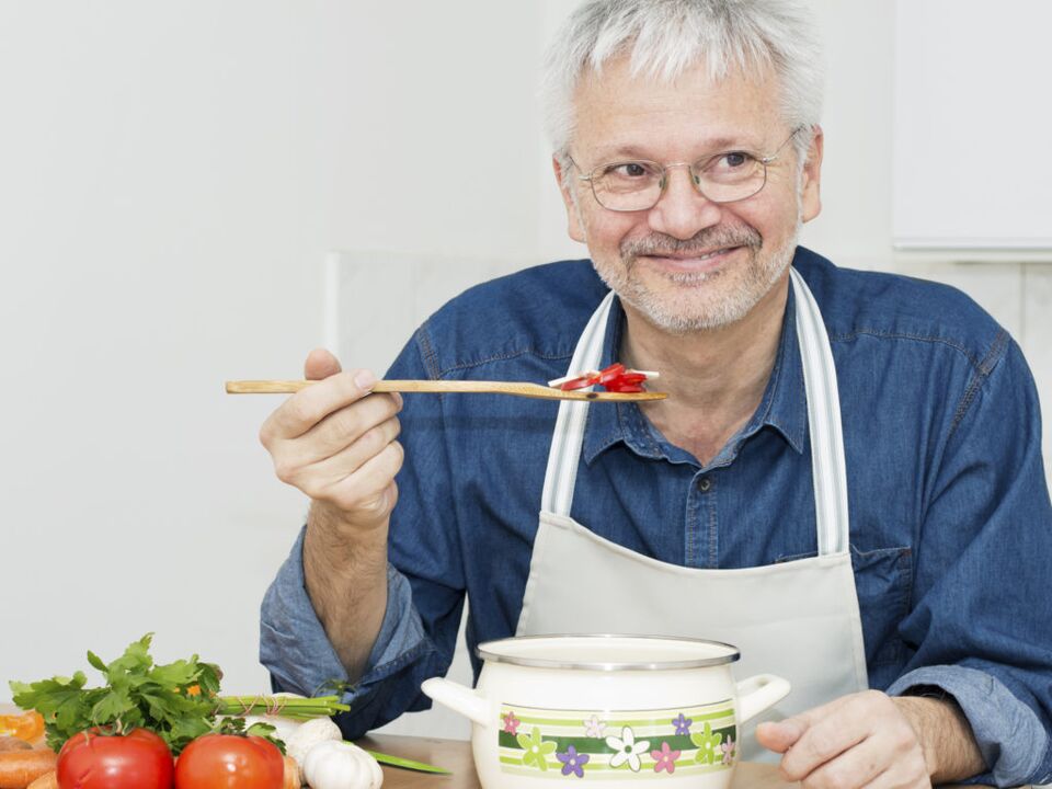Ein Mann kocht Gemüse mit Prostatitis