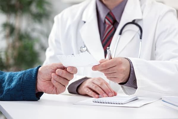 Der Arzt gibt Ratschläge zur Behandlung von Prostatitis